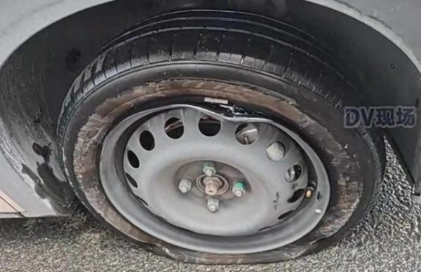 天盈配 广园快速路出现多个大坑致多车爆胎